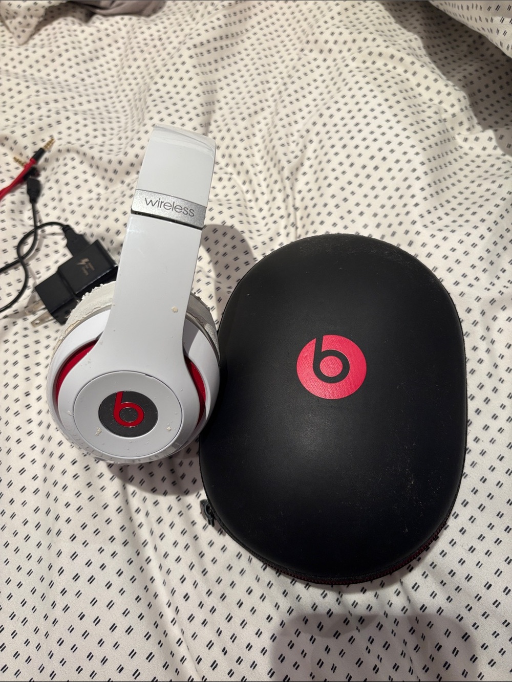 Beats by Dre Wireless Studio Headphones in White and Red with Black Carry Case